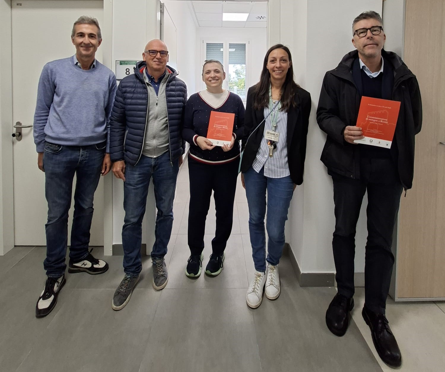 Da sinistra: Eddi Pagliarani, coordinatore CAU Santarcangelo e Bellaria, Ivan Mknticelli, assessore comunale al Welfare, Simona D'Alonzo (VolontaRomagna), Agnese Orsi, responsabile Case della Comunità di Rimini, e Maurizio Maggioni, Direttore VolontaRomagna sede di Rimini