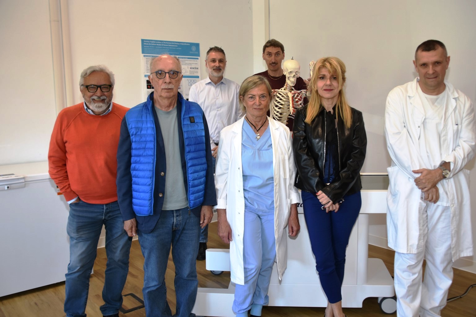 Da sx : Massimo Fiori, Lorenzo Pinna, Roberta Gunelli, Tiziana Rambelli e Giovanni Corona. Nella fila dietro, da sx, Mirko Traversari e Mariusz Daz ( durante le riprese per il servizio Noos, Rai 1)