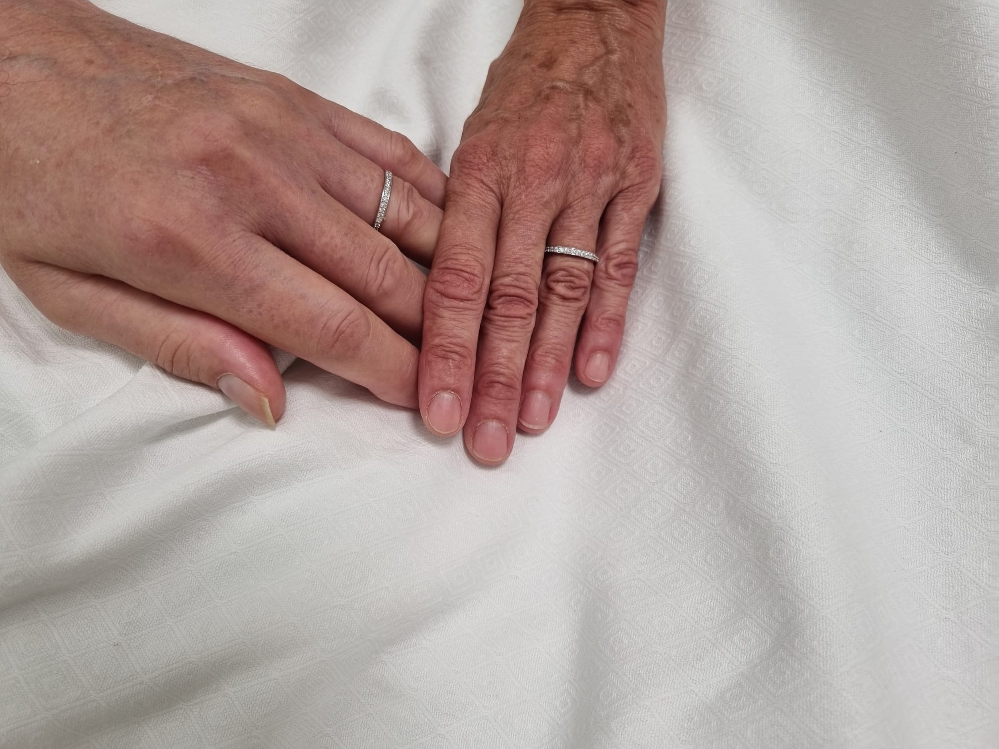 Le mani dei due sposi unitisi in matrimonio al Pronto Soccorso di Rimini