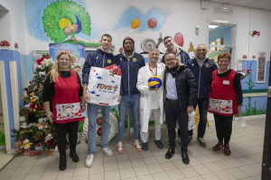 Giocatori della Consar Rcm portano giocattoli per i bambini della Pediatria di Ravenna
