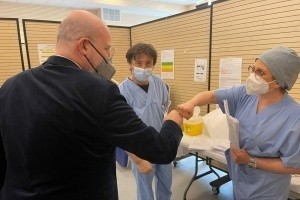 Il presidente Bonaccini in visita ai centri vaccinali di Mercato Saraceno e Cesena