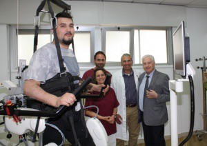 Jordan insieme ai fisioterapisti, al dottor Flores Arlotti e al consigliere delegato di Orogel Bruno Piraccini