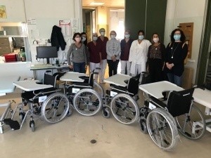 Continua la solidarietà dell'Associazione "7 Solidali con un filo di perle" per l'Ausl Romagna: donate quattro carrozzine al reparto di Medicina Riabilitativa di Forlì