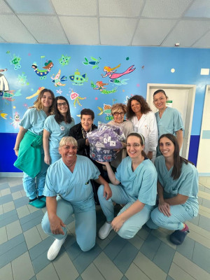 Giornata del prematuro, le “Magline” di Uncinetto e caffè donano nuove copertine ai neonati della Terapia intensiva Neonatale di Cesena