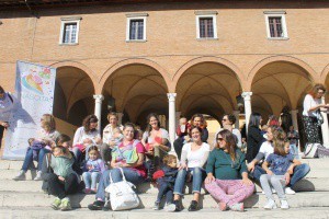 Grande partecipazione al flash mob sull&#039;allattamento (Forlì)