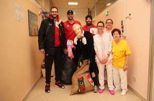 L'Unieuro Forlì porta 100 calze all'ospedale Morgagni-Pierantoni