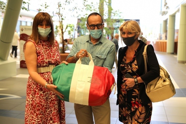 Manikomio DSGN  dona parte dei proventi della vendita dell&#039; Aviator&#039;s kit BAG Italian Flag all&#039;ospedale di Forlì