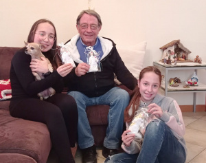 Due bimbe e il loro nonno donano bamboline infermiere fatte a mano al Reparto di Terapia Intensiva di Forlì