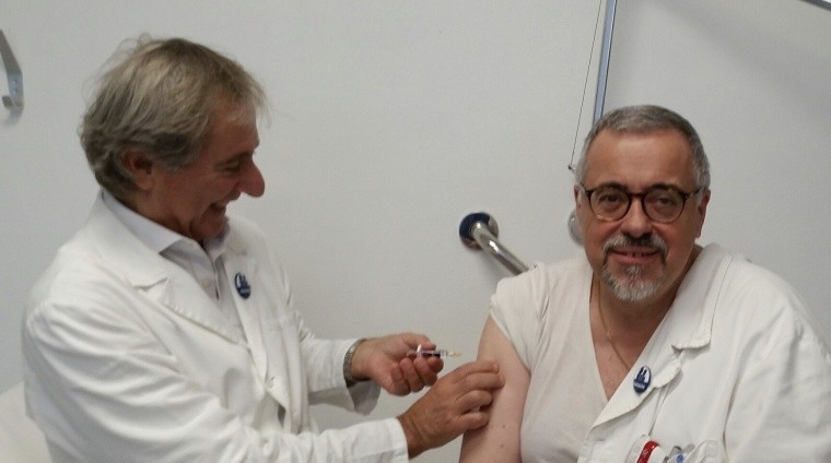 Il dottor Falcinelli, vaccinato dal dottor Vasina