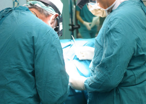 Medici al lavoro in sala operatoria - foto d'archivio