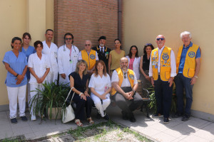 Il Lions Club Ariminus Montefeltro ha donato quindici  panchine per il giardino dell’Hospice di Rimini