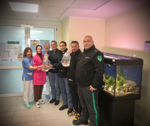 Il momento della donazione dei pesci per l&#039;acquario della Chirurgia Pediatrica dell&#039;Infermi di Rimini