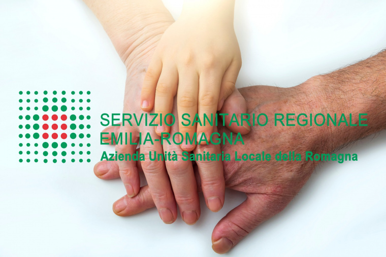 mani anziano, adulto, bambino sovrapposte con logo AUSL Romagna