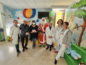 Pediatria di Ravenna. Babbo Natale consegna ai piccoli pazienti i panettoncini di Advs
