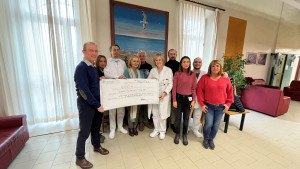 La Compagnia Teatrale “Dica 33” consegna una generosa donazione all’Hospice di Savignano sul Rubicone