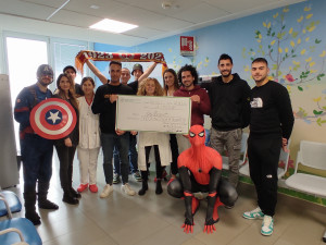 La delegazione del Cattolica Calcio e degli ultras consegna la donazione al reparto di Oncoematologia Pediatrica dell&#039;ospedale Infermi