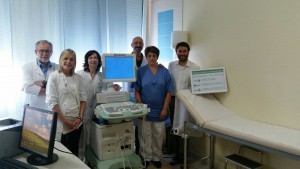 L'equipe di Reumatologia con Daniele Conti (Amrer) e il nuovo ecografo donato