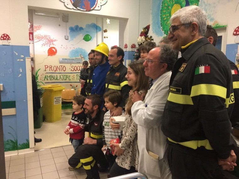 I doni dei Vigili del Fuoco ai piccoli pazienti della Pediatria di Ravenna