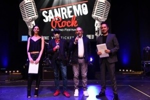 Angelo Valsiglio alla finale di Sanremo rock con la mascherina di G.Battista Morgagni in omaggio all'ospedale di Forlì, in onda su Bom Channel