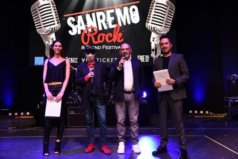 Angelo Valsiglio alla finale di Sanremo rock con la mascherina di G.Battista Morgagni in omaggio all&#039;ospedale di Forlì, in onda su Bom Channel