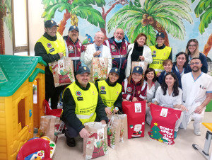 Panettoni e doni ai bimbi della Pediatria di Ravenna dall&#039;Associazione Nazionale Polizia di Stato