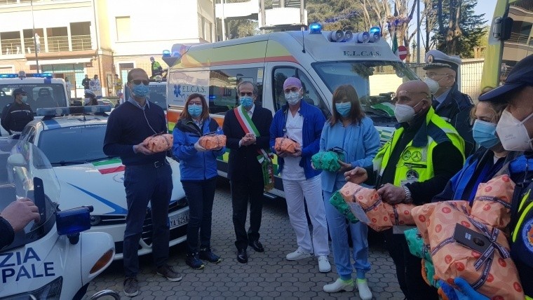 Flash mob della Protezione Civile regionale, Polizia Municipale e Provinciale e volontariato all’ospedale di Forlì per gli operatori impegnati nell&#039;emergenza Covid