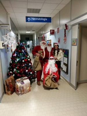 Il Babbo Natale dei Romiti porta i doni alla Pediatria dell' ospedale di Forlì
