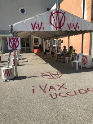 Imbrattata la sede del CMP di Ravenna. Tutti i pomeriggi si svolgono sedute vaccinali contro il Covid