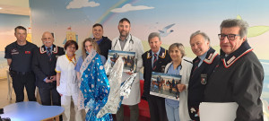 Il personale medico e infermieristico dei reparti di Pediatria e Oncoematologia Pediatrica di Rimini con la delegazione dell'Associazione Nazionale Carabinieri