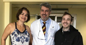 Una delle due pazienti brasiliane e il paziente americano, col dottor Vanni Veronesi