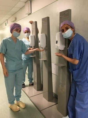 L&#039;atelier delle Lingue di Forlì dona alla Rianimazione dell&#039;Ospedale Morgagni tre colonnine dispenser di gel sanificante touch free