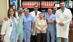 Il dottor Santarelli insieme alla signora Iolanda e all’equipe del Laboratorio di Elettrofisiologia che ha eseguito l’intervento 