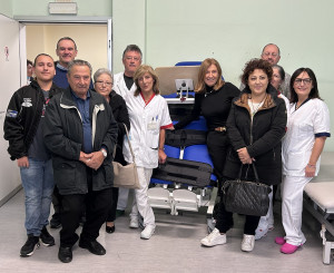 Ospedale di Lugo: lo Ior dona un lettino di statica alla medicina riabilitativa in ricordo di Daniela Parri, fisioterapista scomparsa per un carcinoma ovarico