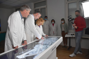 Pasquinelli, Traversari e Faenza all' Anotomage Table per analizzare la Tac di una mummia