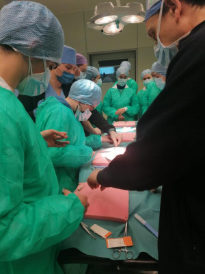 Gli studenti del Liceo Scientifico di Forlì in visita all’Ospedale “Morgagni – Pierantoni” di Forlì. Visita alla sala operatoria con il robot, al sistema automatizzato per il farmaco in monodose ed ai laboratori di Medicina.