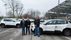 Enrico Sabatini (Mobility Manager), il Direttore Generale Tiziano Carradori e Paolo Lucchi (Dirigente UO Gestione Logistica) con le nuove auto elettriche