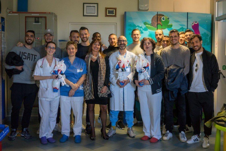 Giocatori del Cesena Calcio donano uova di cioccolato ai piccoli pazienti della Pediatria