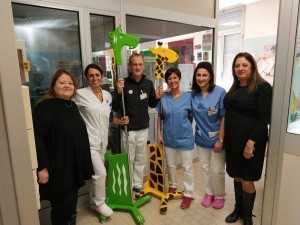 Donazione di porta flebo realizzati dagli utenti del SERT alla pediatria di Forlì