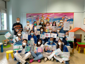 Una delegazione della scuola dell'Infanzia La nave in Pediatria a Forlì per consegnare disegni realizzati dai bimbi
