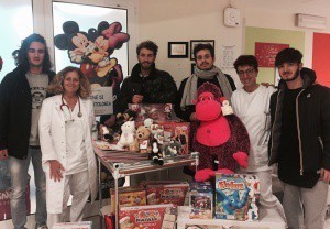I ragazzi di "Ficcanaso" mentre consegnano doni in Oncoematologia pediatrica a Rimini