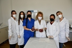 Prima esercitazione pratica degli studenti di Medicina a Forlì nei nuovi laboratori. Al loro fianco i tutor