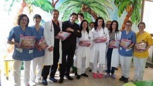 Il momento della donazione delle colombe alla Pediatria di Ravenna a cura dell&#039;associazione Enogà