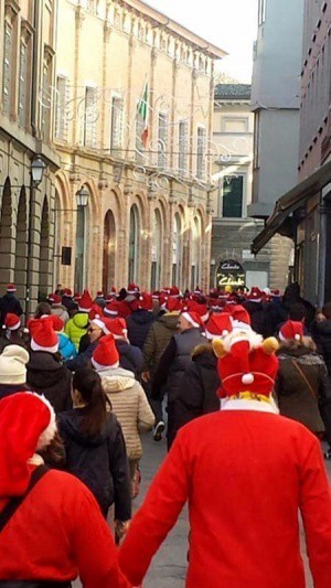 Camminata solidale di Babbo Natale. Obiettivo: raccolta fondi per l'acquisto di un'auto per il trasporto di pazienti oncologici (Forlì, 26 dicembre)