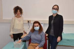 (nella foto, a sx la professoressa Mattarozzi, Arianna Bagnis e la studentessa Ilenia Altizio)