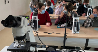 Primo giorno di esercitazione di anatomia microscopica per gli studenti iscritti al secondo anno del Corso di Laurea di Medicina e Chirurgia dell'Alma Mater di Forlì. Grande emozione ed interesse per i 95 studenti